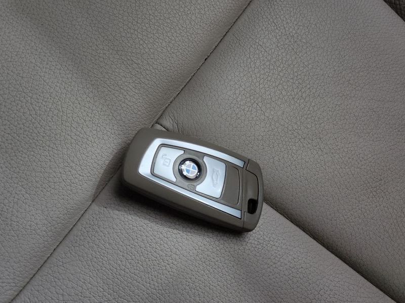 2012 BMW 3 Series 320i Modern photo 15