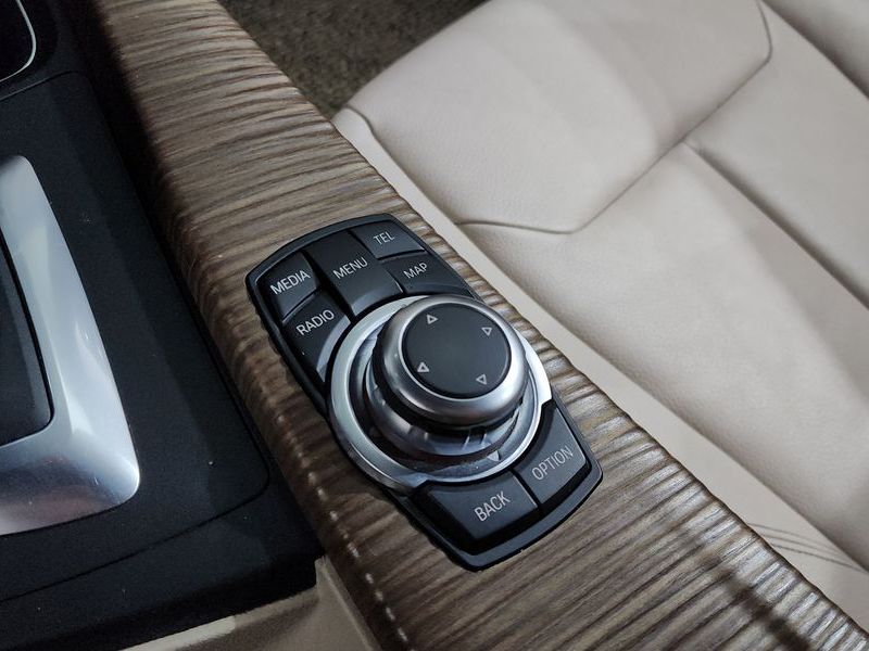 2012 BMW 3 Series 320i Modern photo 16