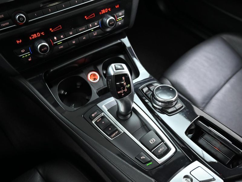 2014 BMW 5 Series 520d photo 9