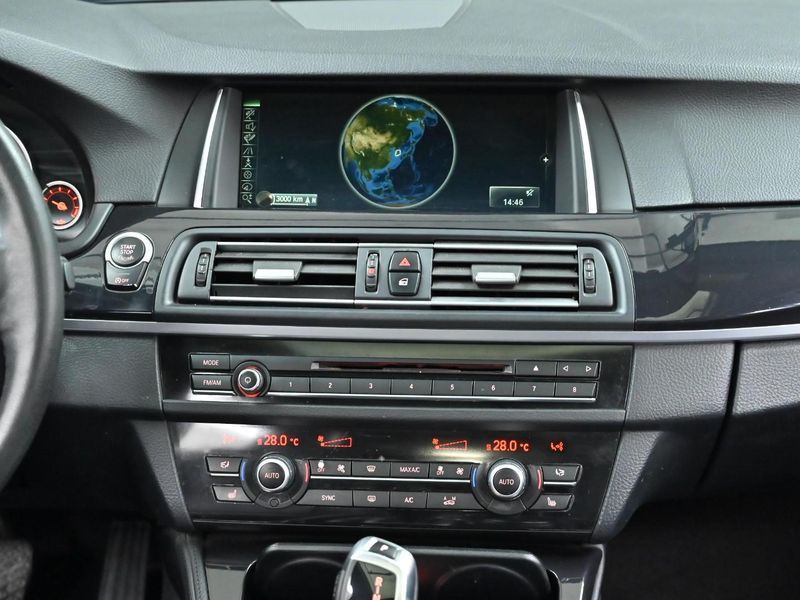 2014 BMW 5 Series 520d photo 14