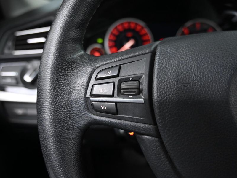 2014 BMW 5 Series 520d photo 17
