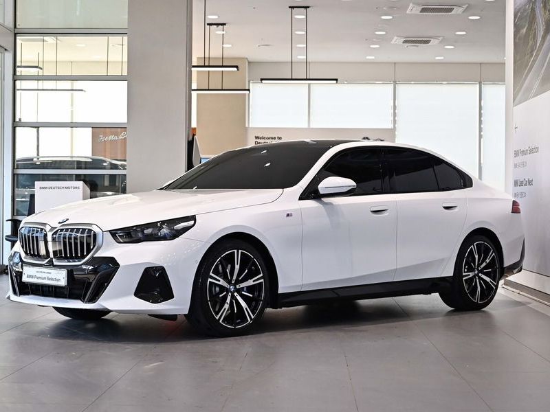 2026 BMW 5 Series 520i M Sport photo 1