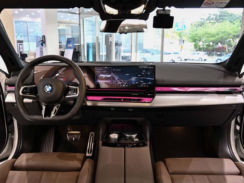 2026 BMW 5 Series 520i M Sport photo 7