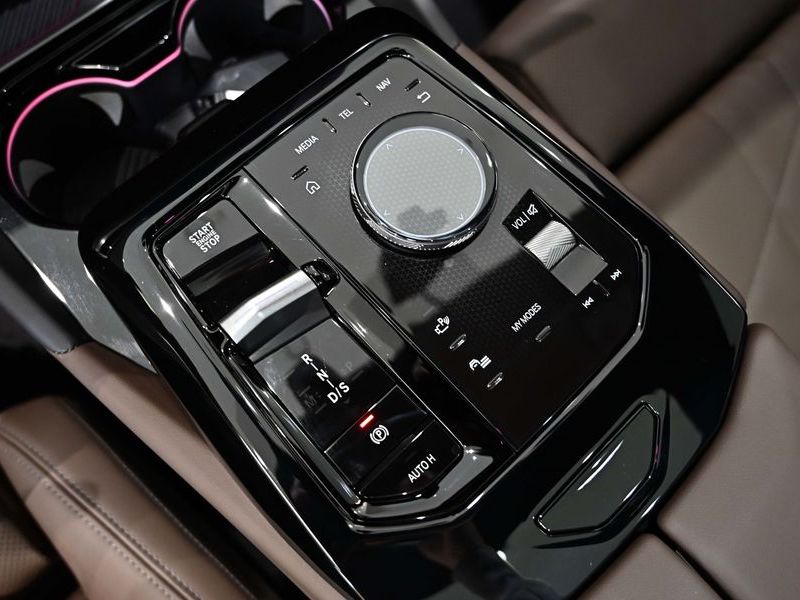 2026 BMW 5 Series 520i M Sport photo 9
