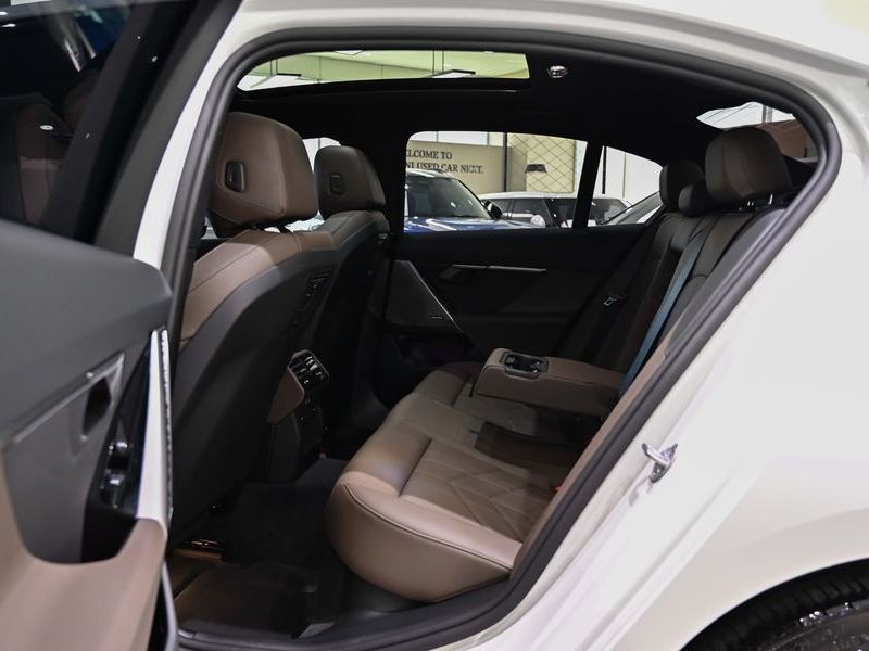 2026 BMW 5 Series 520i M Sport photo 11