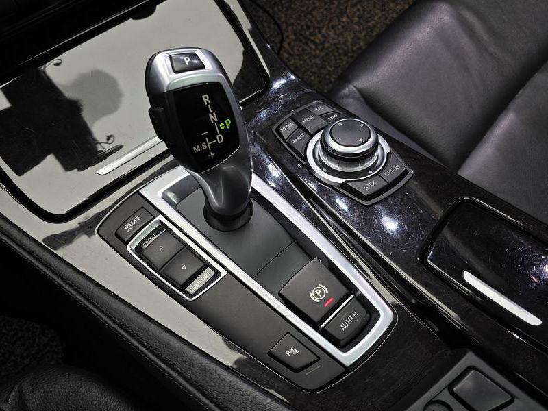 2013 BMW 5 Series 520d photo 9