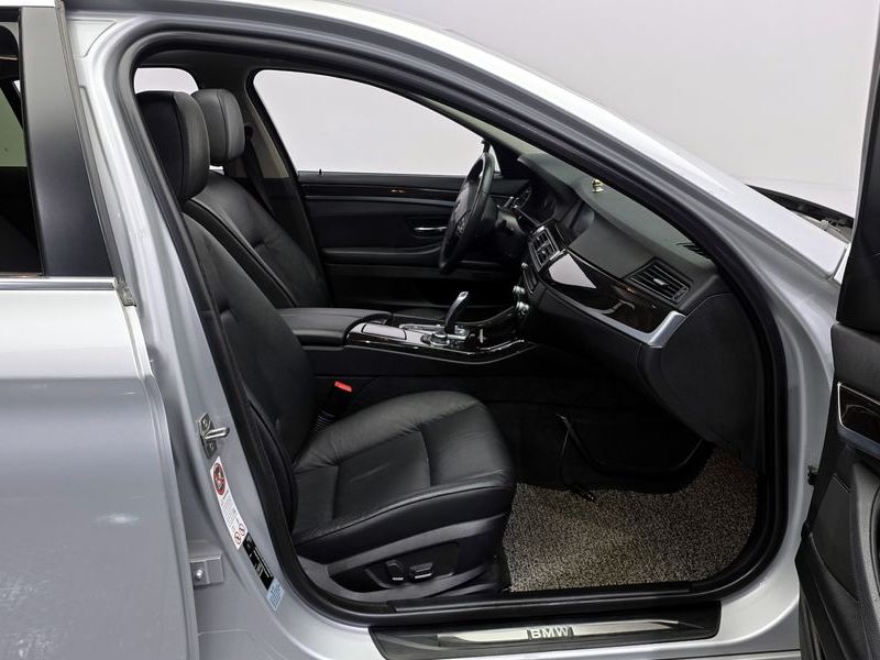 2013 BMW 5 Series 520d photo 10