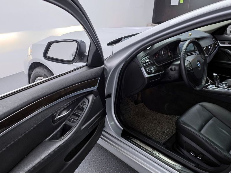 2013 BMW 5 Series 520d photo 11