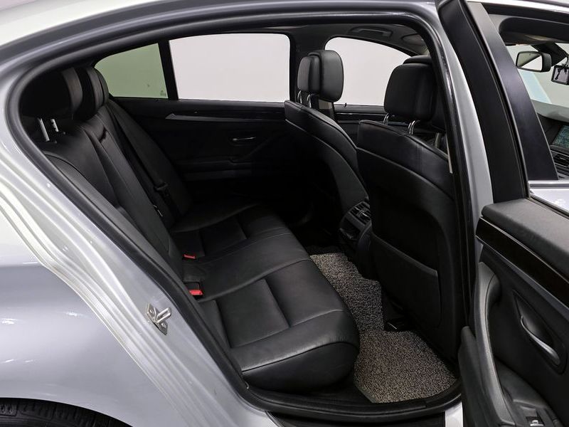 2013 BMW 5 Series 520d photo 12