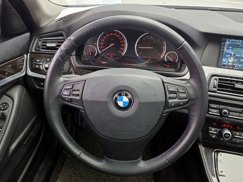 2013 BMW 5 Series 520d photo 13