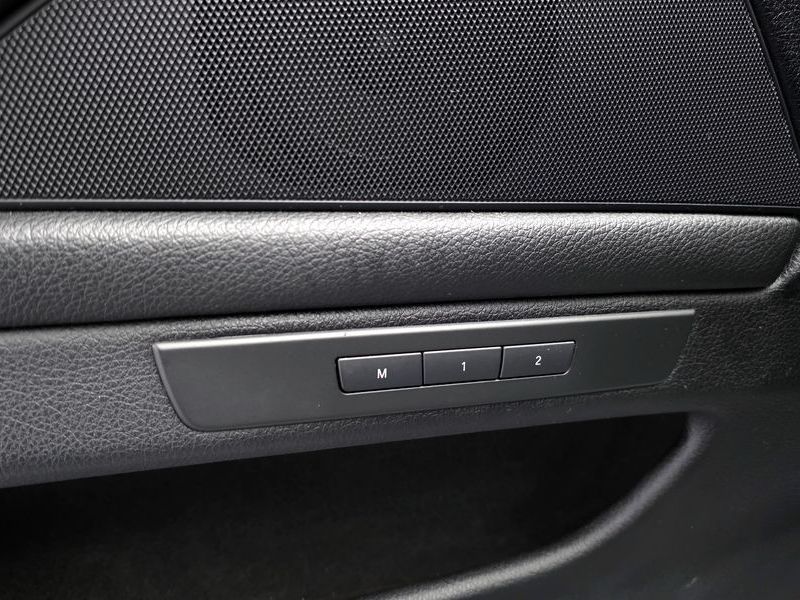 2013 BMW 5 Series 520d photo 18