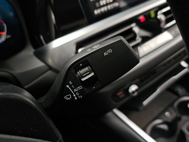 2021 BMW 3 Series 320i Luxury photo 17