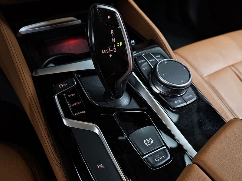 2020 BMW 5 Series 520i Luxury photo 9