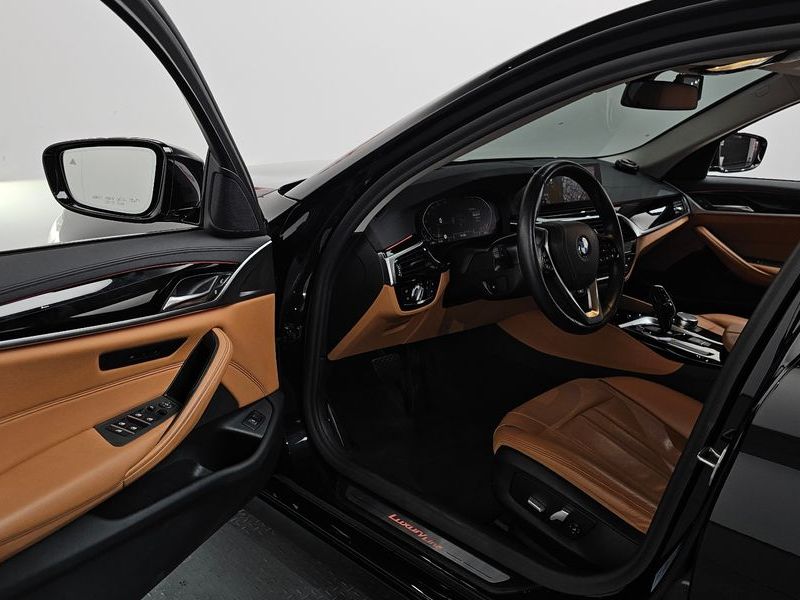 2020 BMW 5 Series 520i Luxury photo 10