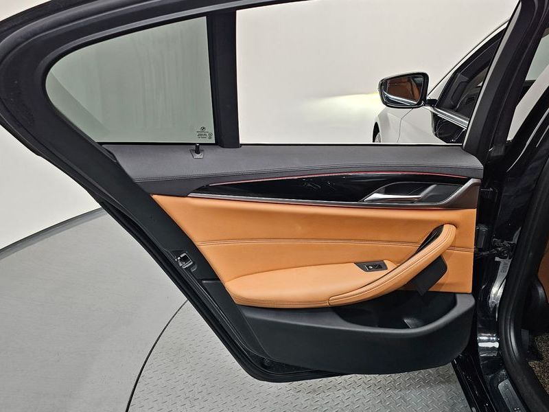 2020 BMW 5 Series 520i Luxury photo 25