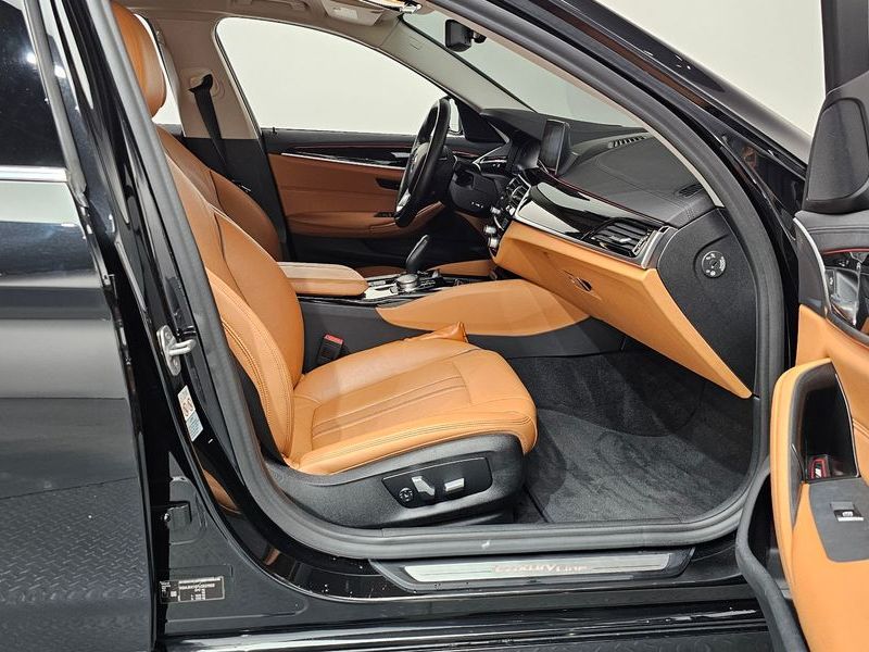 2020 BMW 5 Series 520i Luxury photo 26