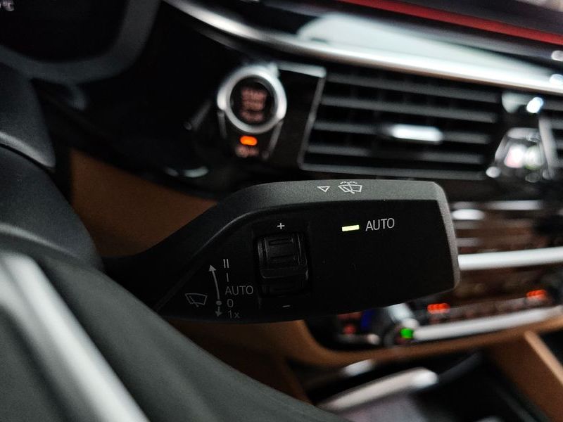 2020 BMW 5 Series 520i Luxury photo 27