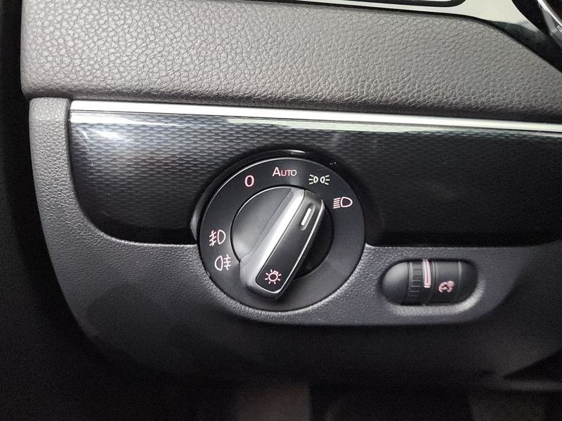 2016 Volkswagen Jetta 2.0 TDI BlueMotion Premium 6th photo 17