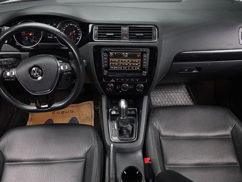 2016 Volkswagen Jetta 2.0 TDI BlueMotion Premium 6th photo 7