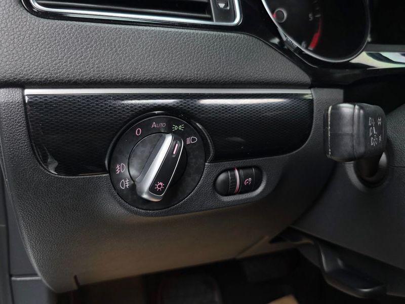 2016 Volkswagen Jetta 2.0 TDI BlueMotion Premium 6th photo 18