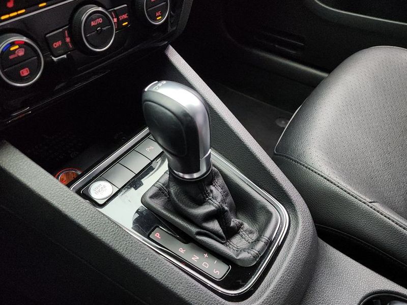 2015 Volkswagen Jetta 2.0 TDI BlueMotion Premium 6th photo 9