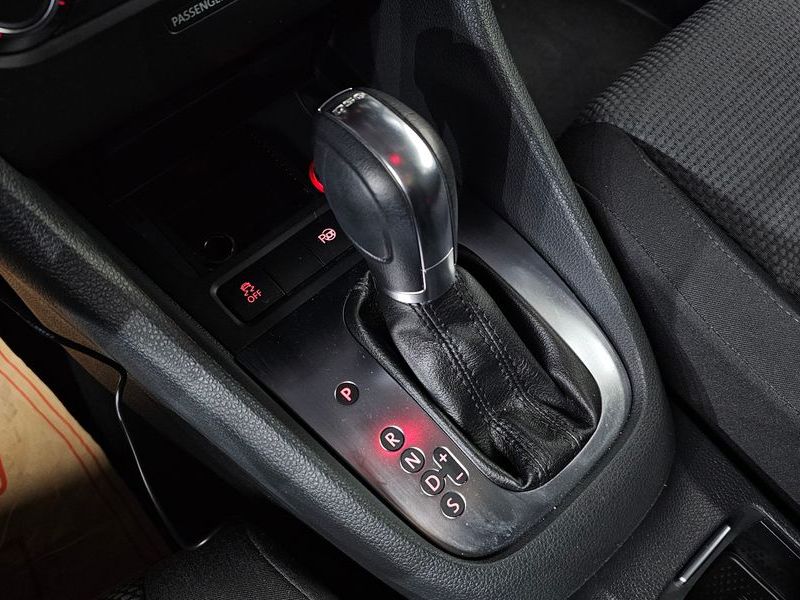 2012 Volkswagen Golf 1.6 TDI Blue Motion photo 9