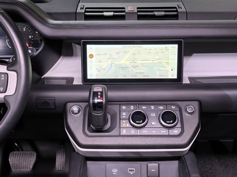 2022 Land Rover Defender 110 D300 HSE photo 14