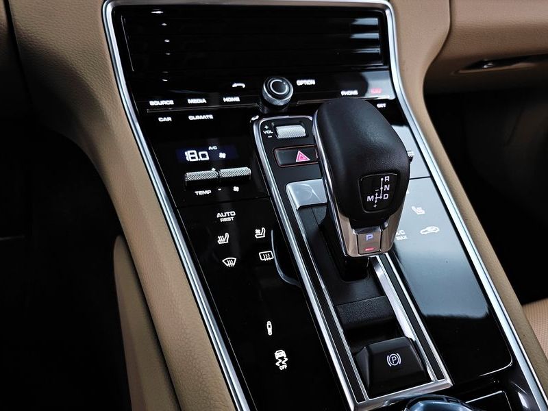 2018 Porsche Panamera 3.0 AWD photo 9