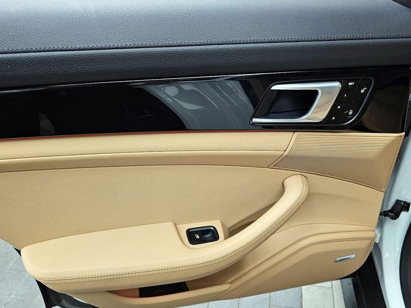 2018 Porsche Panamera 3.0 AWD photo 25