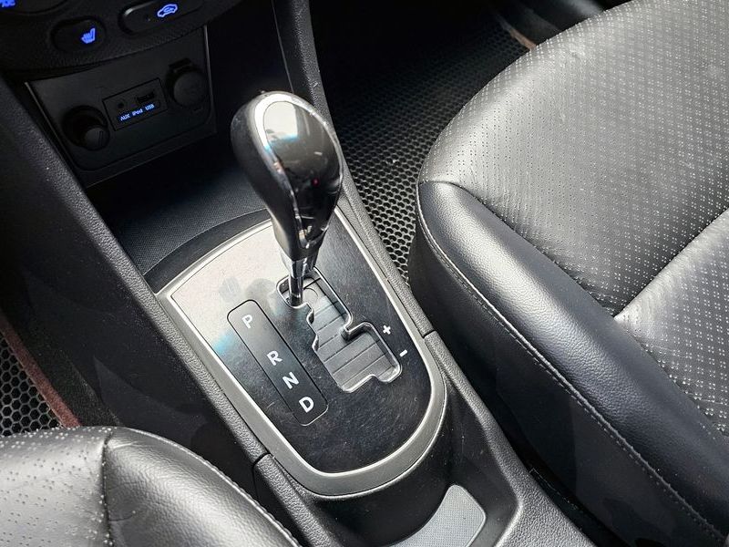 2012 Hyundai Accent Diesel 1.6 VGT Premier photo 9