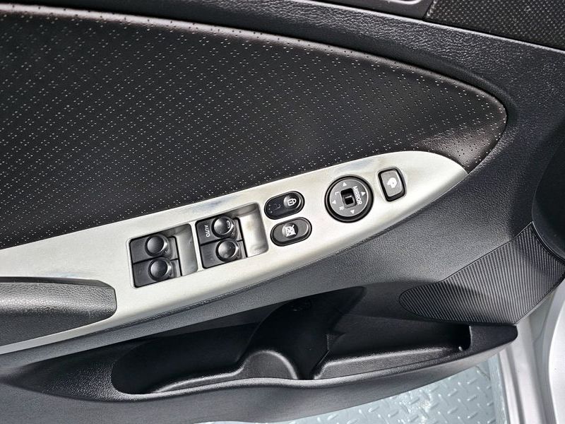 2012 Hyundai Accent Diesel 1.6 VGT Premier photo 16