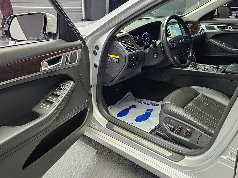 2016 Hyundai Genesis G330 Premium AWD photo 11