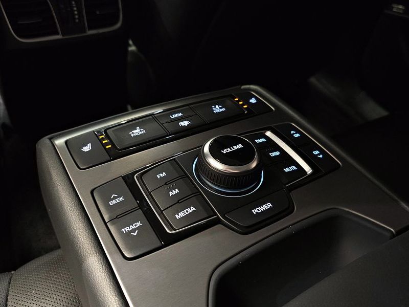 2016 Hyundai Genesis G330 Premium AWD photo 19