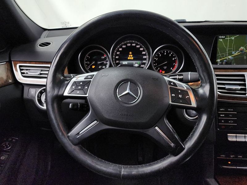 2016 Mercedes-Benz E-Class E300 Elegance photo 13
