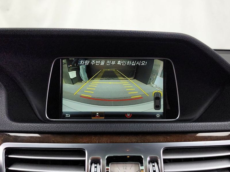 2016 Mercedes-Benz E-Class E300 Elegance photo 15