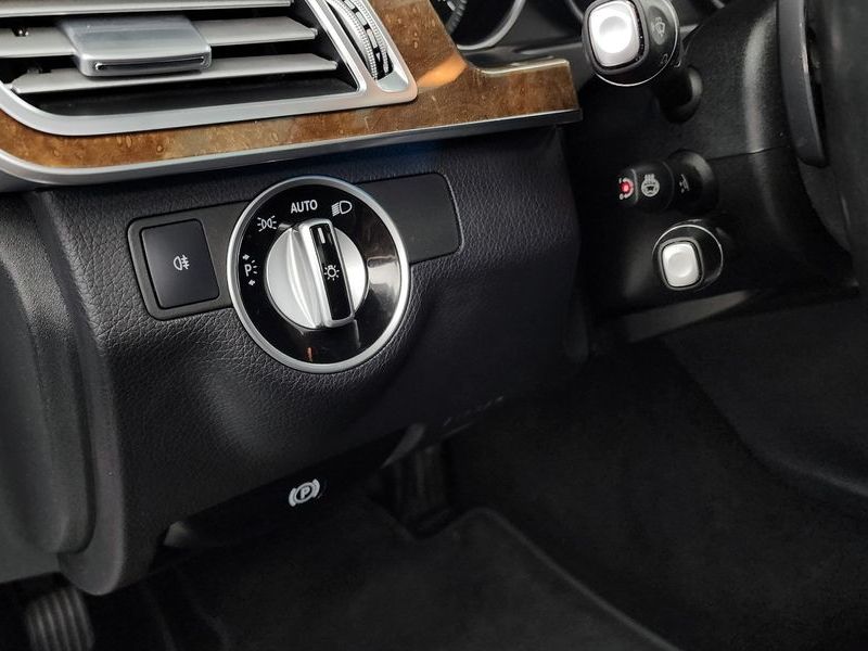 2016 Mercedes-Benz E-Class E300 Elegance photo 17