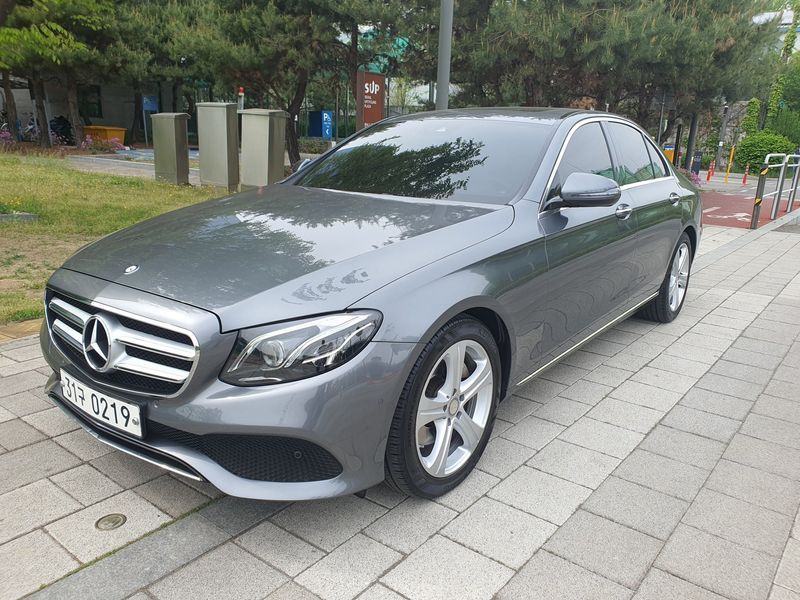2017 Mercedes-Benz E-Class E220d Avantgarde photo 1
