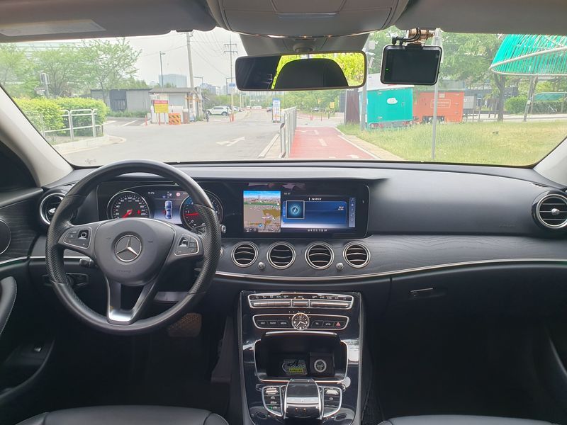 2017 Mercedes-Benz E-Class E220d Avantgarde photo 9