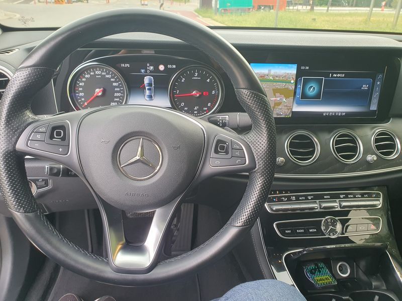 2017 Mercedes-Benz E-Class E220d Avantgarde photo 10