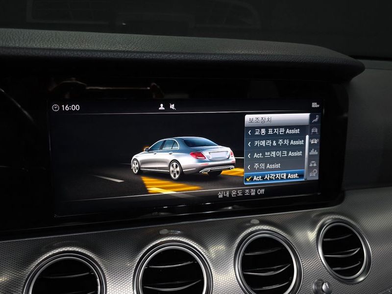 2019 Mercedes-Benz E-Class E300 Avantgarde photo 17