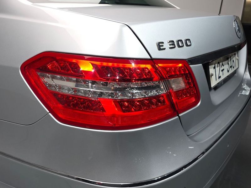 2012 Mercedes-Benz E-Class E300 Elegance photo 23