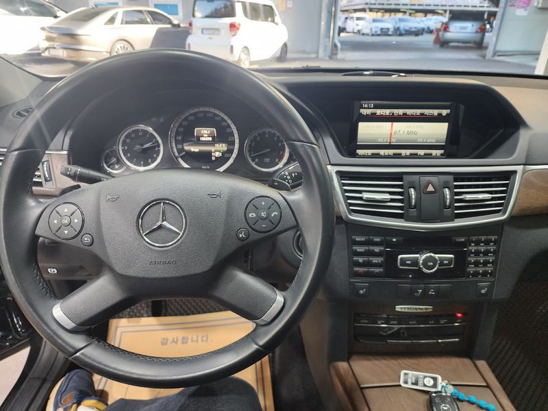 2013 Mercedes-Benz E-Class E300 Elegance photo 8