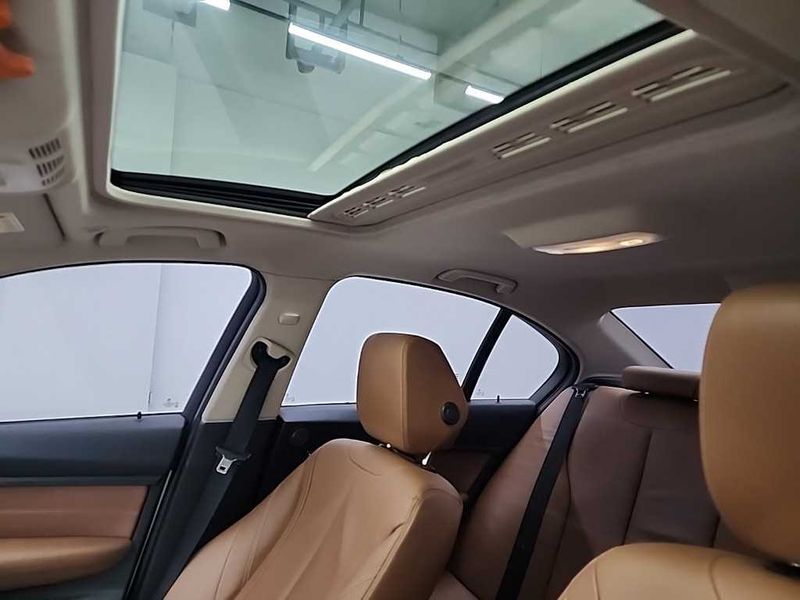 2012 BMW 3 Series 320d Luxury photo 13