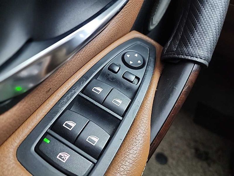 2012 BMW 3 Series 320d Luxury photo 16