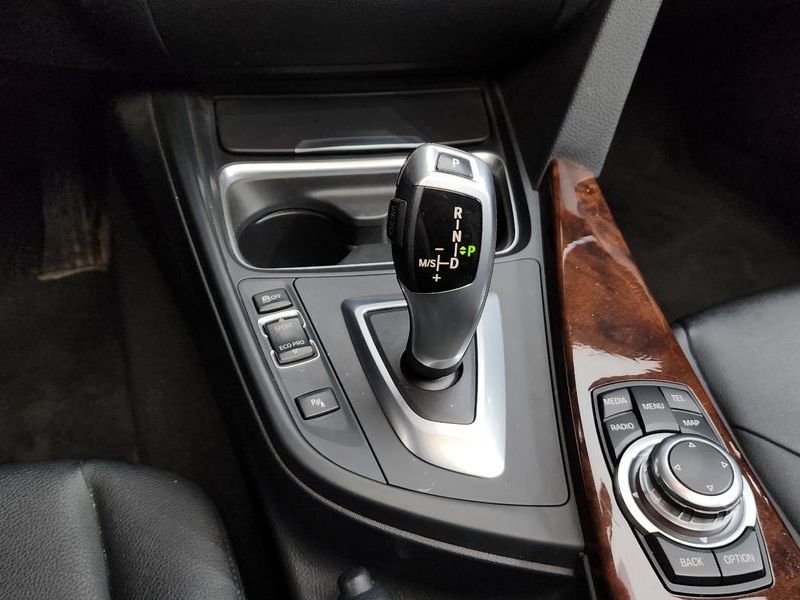 2012 BMW 3 Series 320d photo 9
