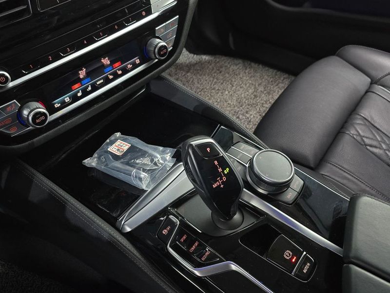 2021 BMW 5 Series 523d xDrive Luxury photo 9