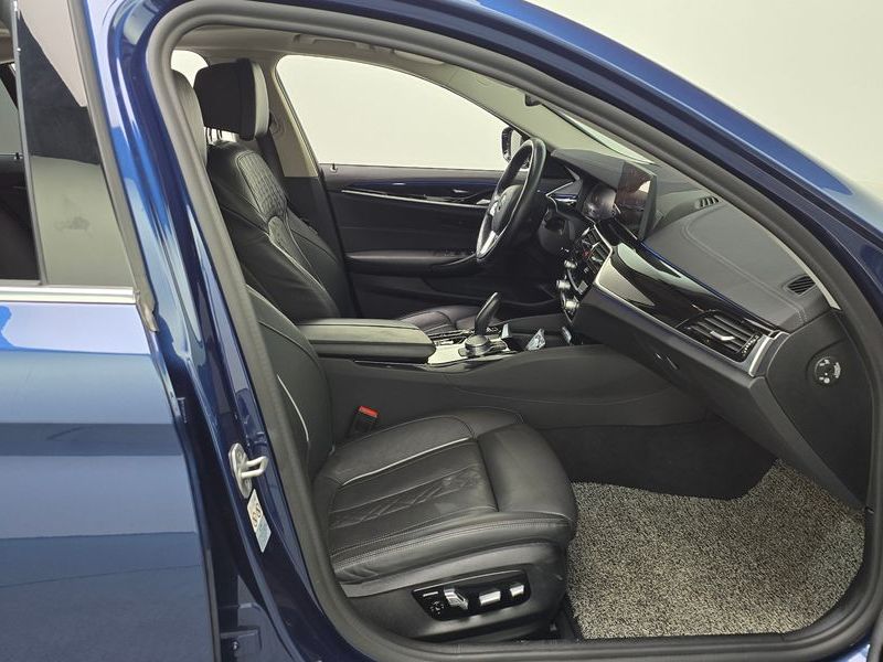2021 BMW 5 Series 523d xDrive Luxury photo 11