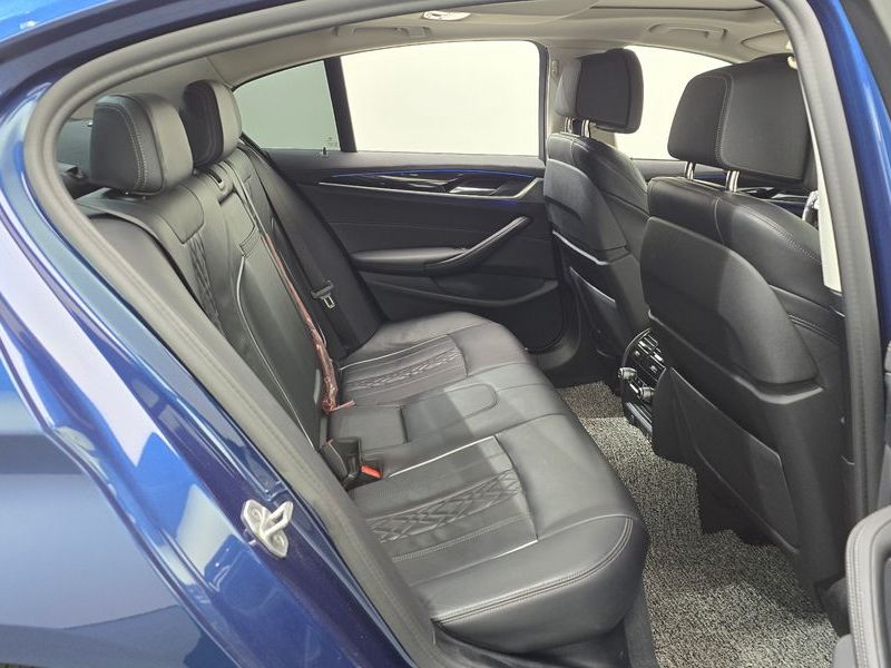 2021 BMW 5 Series 523d xDrive Luxury photo 12