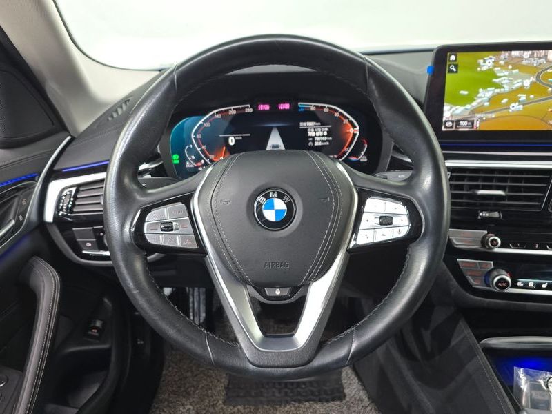 2021 BMW 5 Series 523d xDrive Luxury photo 13