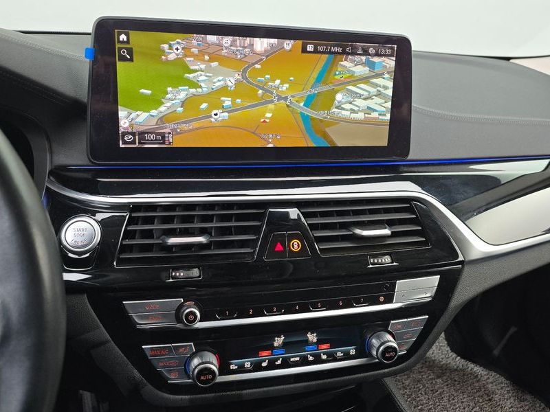 2021 BMW 5 Series 523d xDrive Luxury photo 14